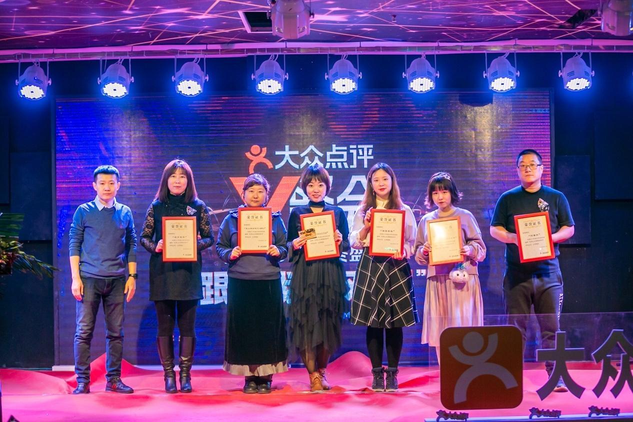 中国游客英文口号传递爱与陪伴的温馨故事，引发热议与讨论