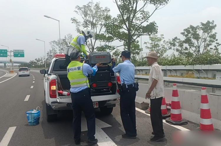 四川高速交警回应老头乐逆行引发车祸事件