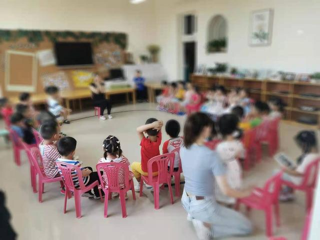 幼儿园老师殴打孩子引发上学恐惧，小巷特色小店给予温暖慰藉