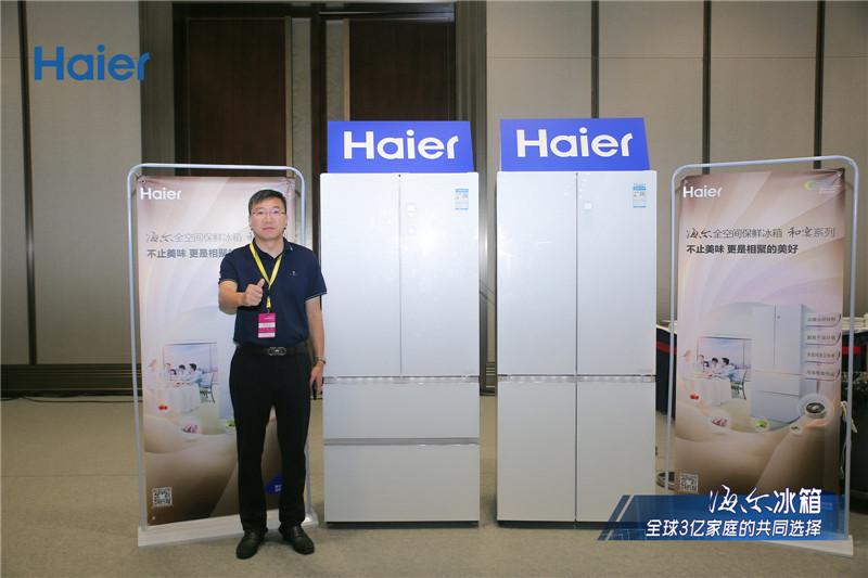 科技与生活的完美融合，最新款冰箱亮相市场