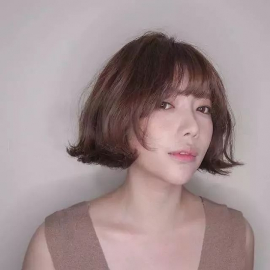 最新发型短发女，自然美景的心灵之旅