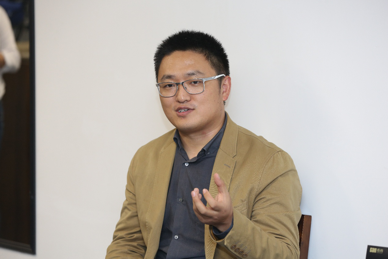 台湾演员顾宝明与科技产品的融合，体验未来科技的魅力