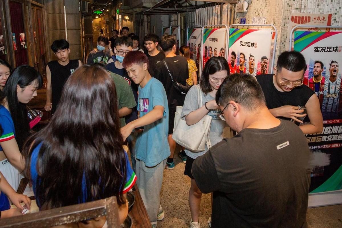 足球比赛横幅，赛场内外的文化展现与情感表达