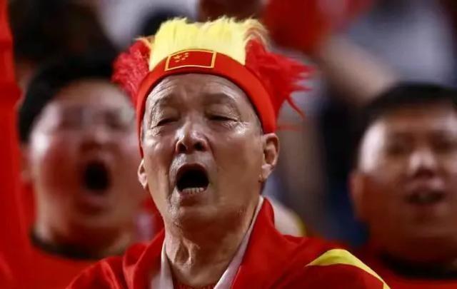 国足球迷赛前高唱歌唱祖国的激情氛围，步骤指南与体验分享