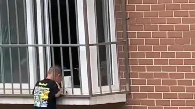 拖鞋大哥英勇徒手爬窗救人，幼童悬挂窗外的紧急救援行动
