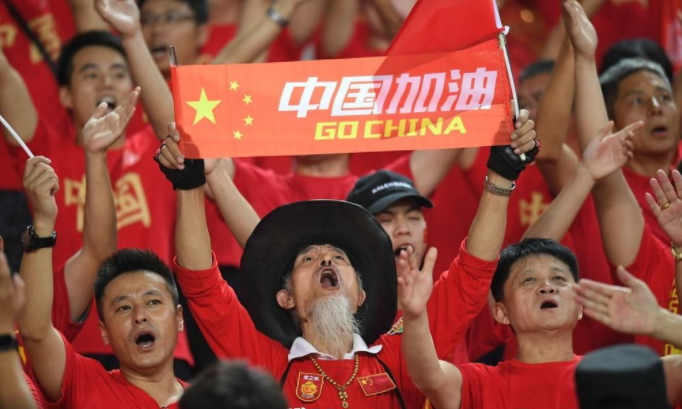 国足球迷赛前激情高歌歌唱祖国，荣耀与激情的共鸣时刻