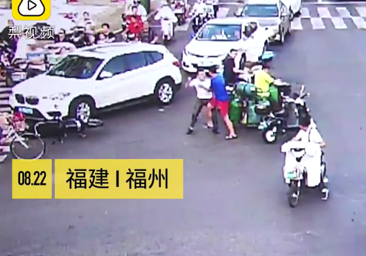 街头暴力事件与隐藏在巷弄深处的特色小店，警方通报的殴打事件引发关注