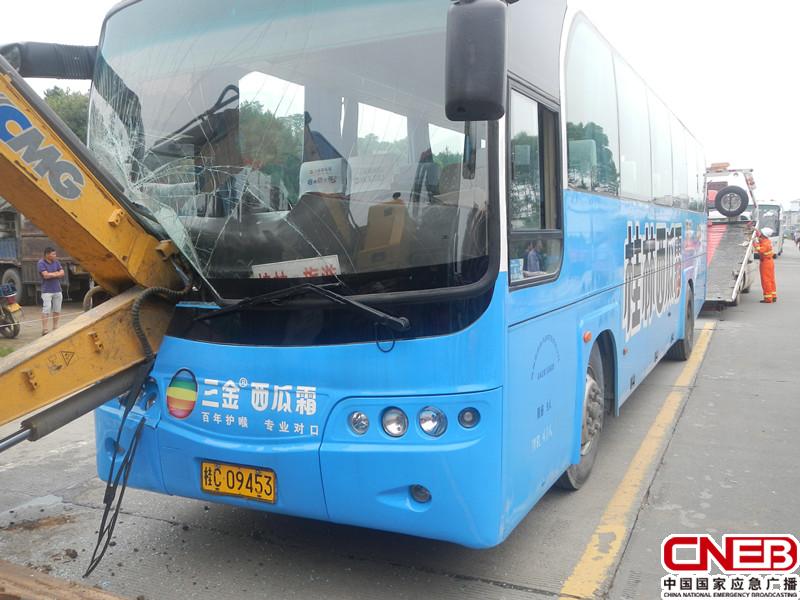桂林公交车碰撞与小巷美食的双重魅力，不期而遇的探秘之旅