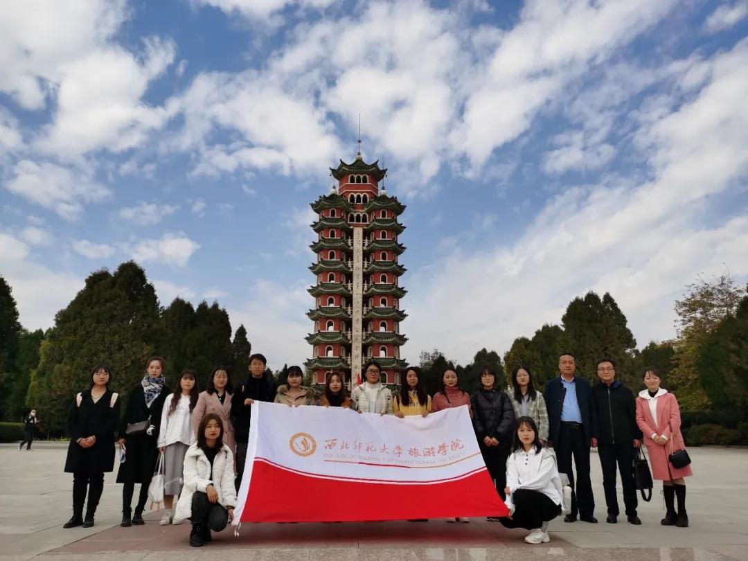 金秋十月红色旅游持续火热，故事中的温暖与欢笑之旅