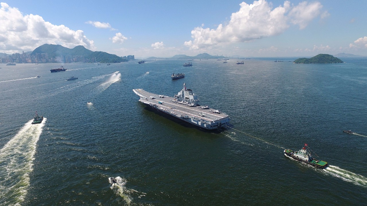 辽宁舰编队绕菲律宾海域行动，国防部的权威回应与海上新纪元的展现