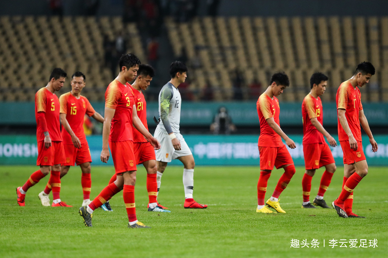 大学生谈三连败仍坚持支持国足背后的热爱与陪伴故事