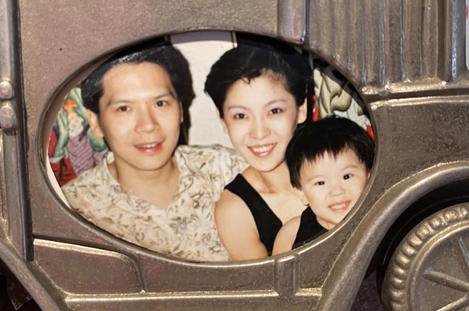 向佐摸鼻梁动作风靡全国，九亿人争相模仿的温馨日常故事