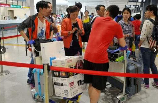 中国游客英文口号引热议，探索自然美景之旅，寻找内心平静之旅的口号喊响全球