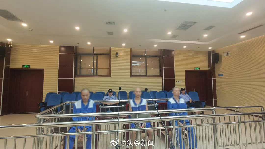 三男子逼停货车抢牛肚煮火锅获刑警示世人，智能火锅系统亮相科技新纪元