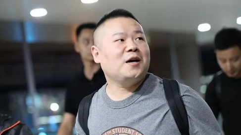 岳云鹏国外演出提词器故障背后的逆风翻盘励志故事