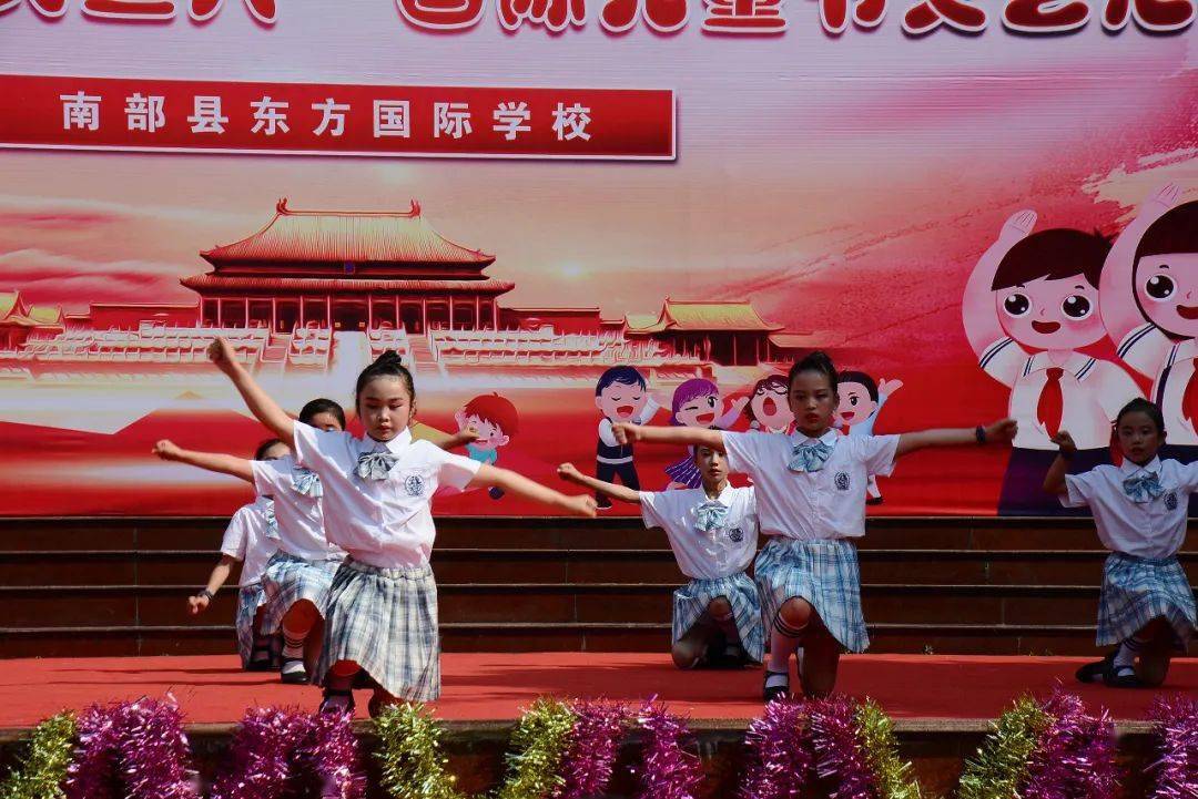 岳云鹏国外演出提词器故障，应变魅力展现时刻
