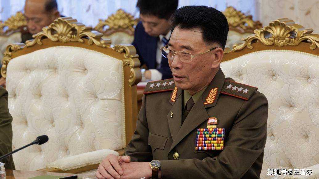 金正恩的强硬军事立场与温情日常，军事政治背后的故事解读