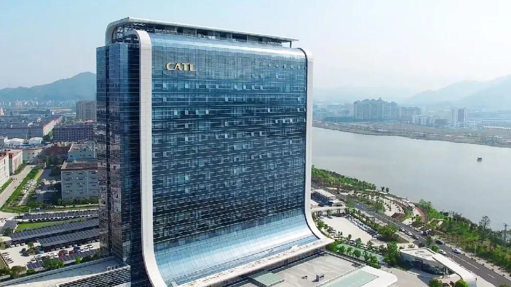韩国特斯拉起火悲剧，司机被困后座身亡