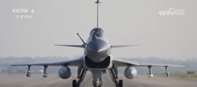 空军多型战机挂弹出击，展示力量与自信的源泉，直达台岛周边