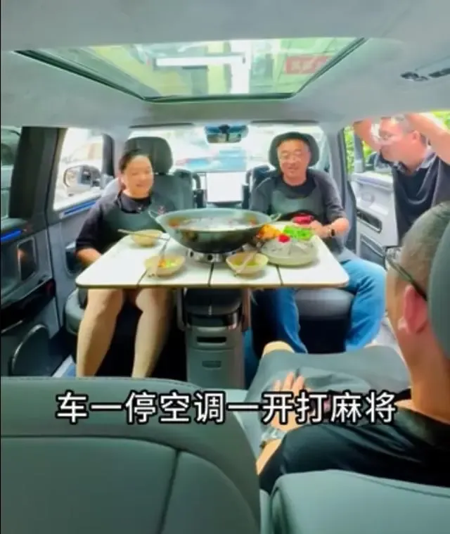 副总裁车上吃火锅引发争议，一场自然美景下的争议之旅？