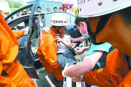 轿车突发自燃爷孙被困，众人英勇施救脱险时刻