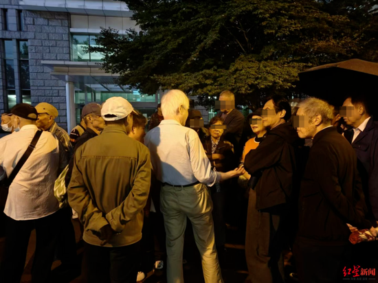 上海爷叔现身引发股市风云，股民狂热围观热议股市故事！