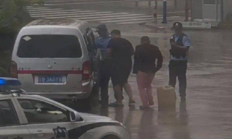 轿车自燃爷孙被困，众人合力救援的详细步骤指南与感人故事