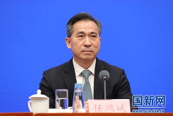 国新办发布会，财政部部长揭秘小巷独特小店背后的故事
