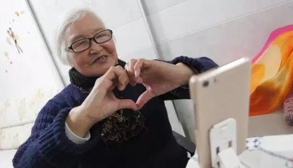 102岁奶奶网龄十年玩转手机，科技养老典范展现无尽活力