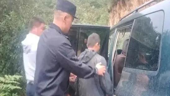 男子遭裁员后孤身进哀牢山，寻求内心平静的旅程探索