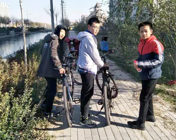 救援英雄行动指南，向落水女子伸出援手的危急时刻
