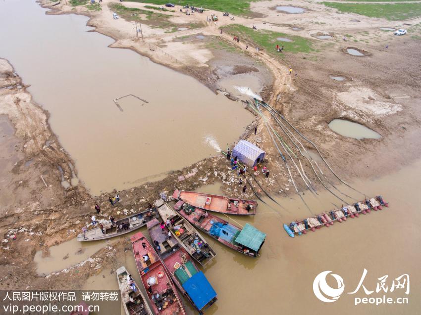 江西鄱阳湖跌破极枯水位警戒线，生态与民生面临严峻考验