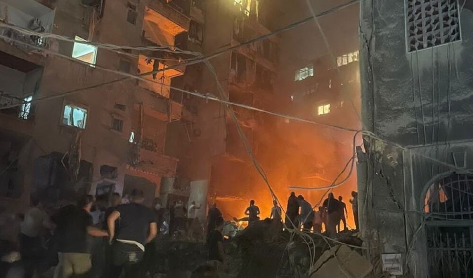 黎首都市区夜遇战火，爱与纽带的考验