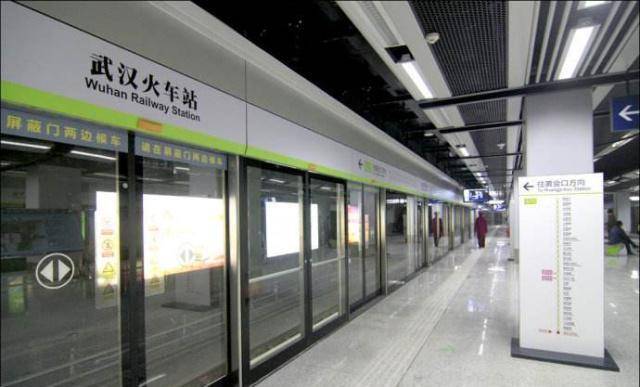 地铁站旁神秘通道与特色小店的行李箱秘境探索