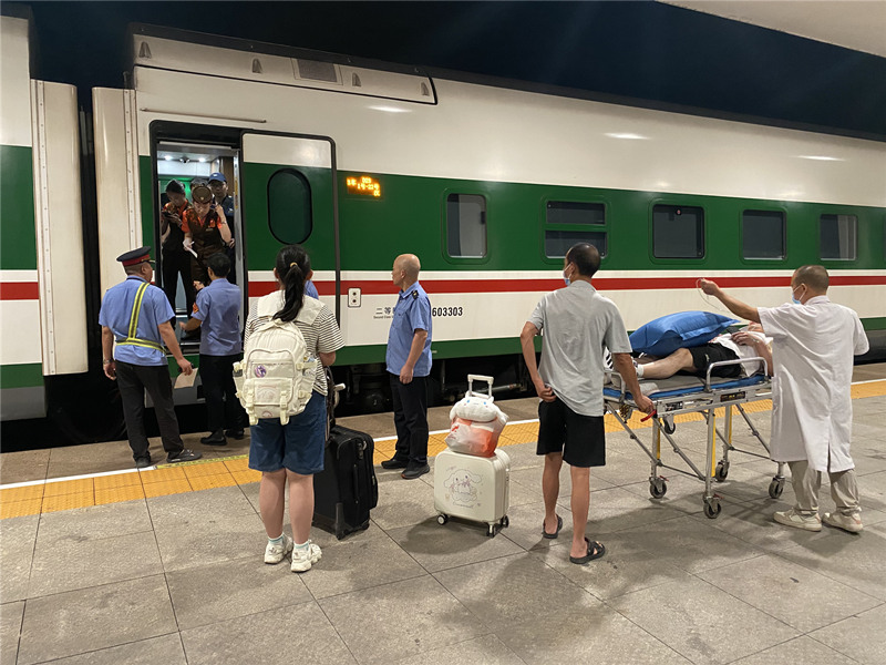 列车深夜暖心停靠，紧急送医照亮旅客生命之路