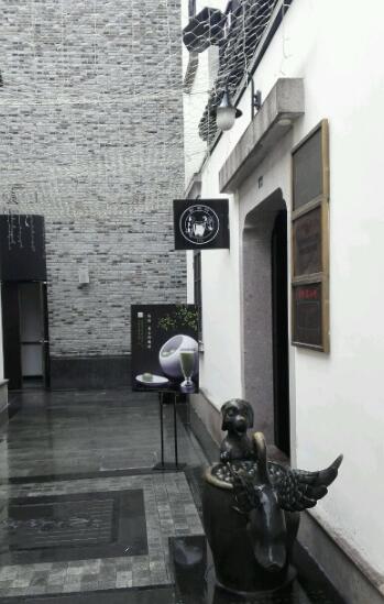 揭秘济南某银行倒闭传闻背后的真相，带你探索小巷独特小店之旅