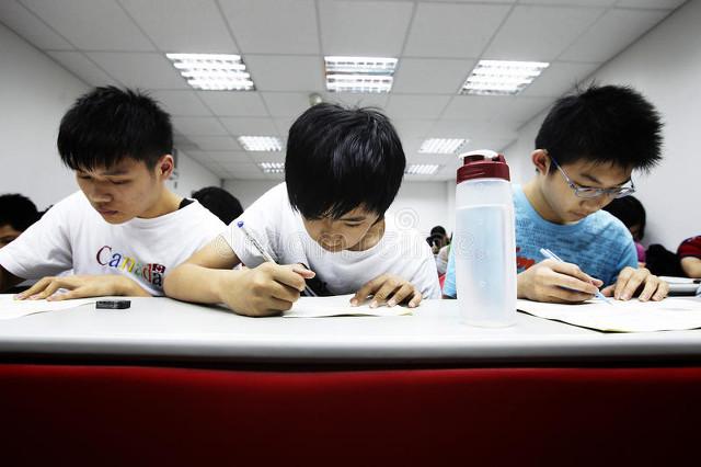 教师驾车撞倒三名孩子致一死二伤，事件回顾与反思引发的社会关注与反思