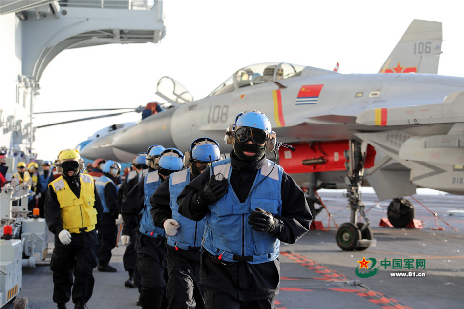 辽宁舰航母编队参与围岛演习，彰显海上强国力量与风采