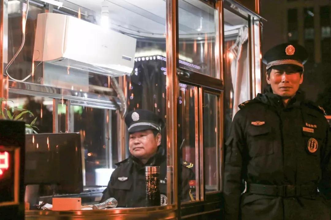 男子进小区被拦引发冲突，辱骂保安背后的力量与成就的挑战