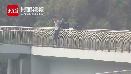 英勇民警合力救下跳桥男子，展现人间大爱瞬间