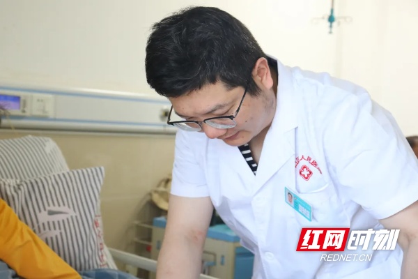 科技助力下的医疗奇迹，医生一分钟复位治愈6岁萌娃骨折