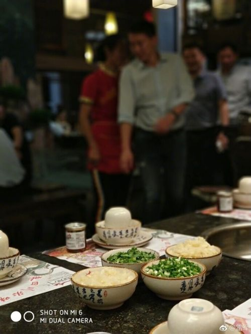 副总裁车上吃火锅成焦点，意外引发全网热议，欢乐时光随之开启