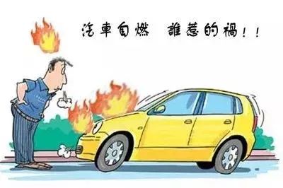 轿车自燃爷孙被困，众人英勇施救展现人间温情