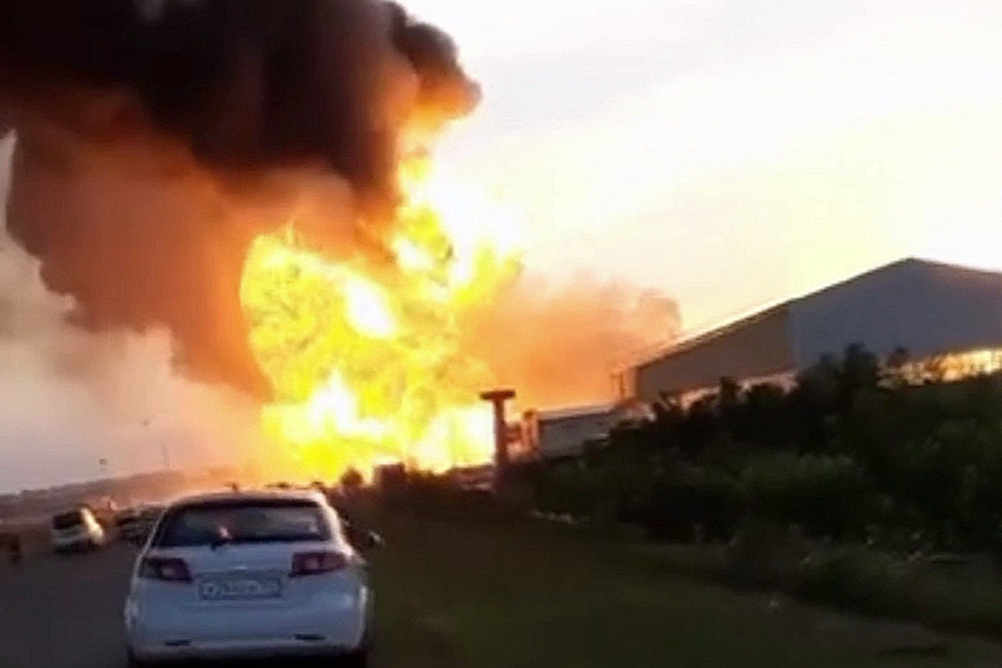 车臣加油站爆炸事件揭秘，火球迅速升空背后的真相探讨