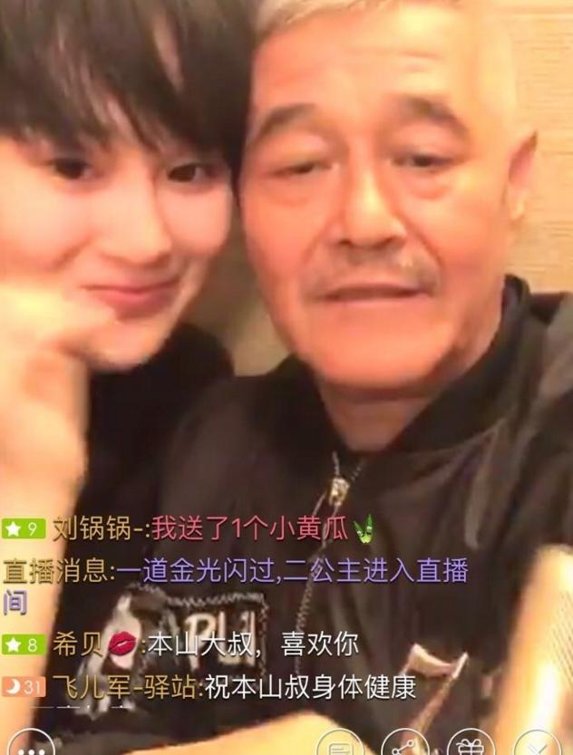 90后小伙酷似刀郎引发合影热议，网友直呼太像！