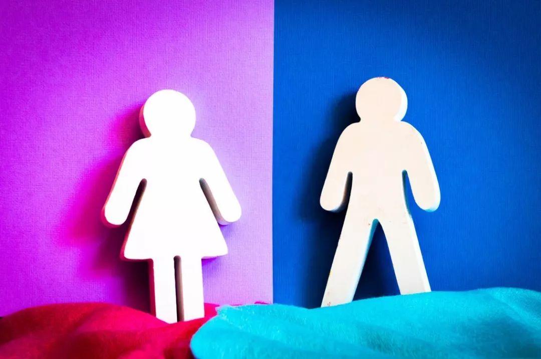 男子进公厕遭驱赶引发性别管理争议探讨