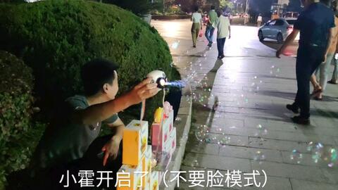 晴天下的特殊旅行，男子打伞探秘小区遭遇盗窃疑云