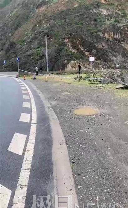 四川康定车辆坠河致六人失联，小巷独特小店背后的故事浮出水面