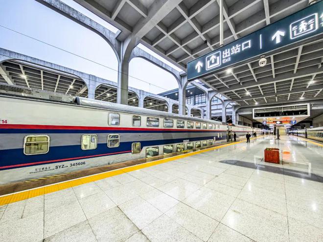 大学生乘双层火车引关注，旅行新风尚与12306的响应