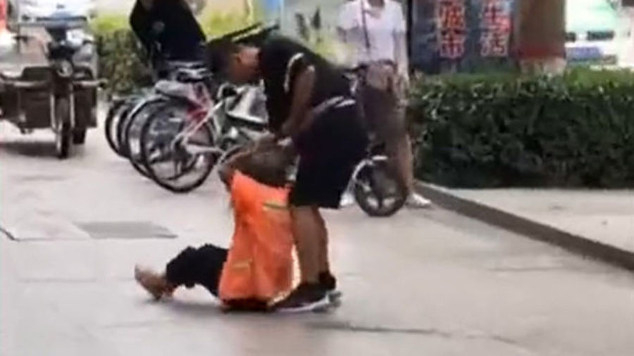 女子暴力对待环卫工人引发深思，一次关于心灵启示的探讨